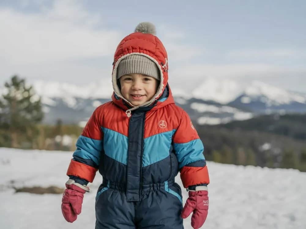 Dziecko pod kombinezon: Jak ubrać, by było mu ciepło i bezpiecznie?
