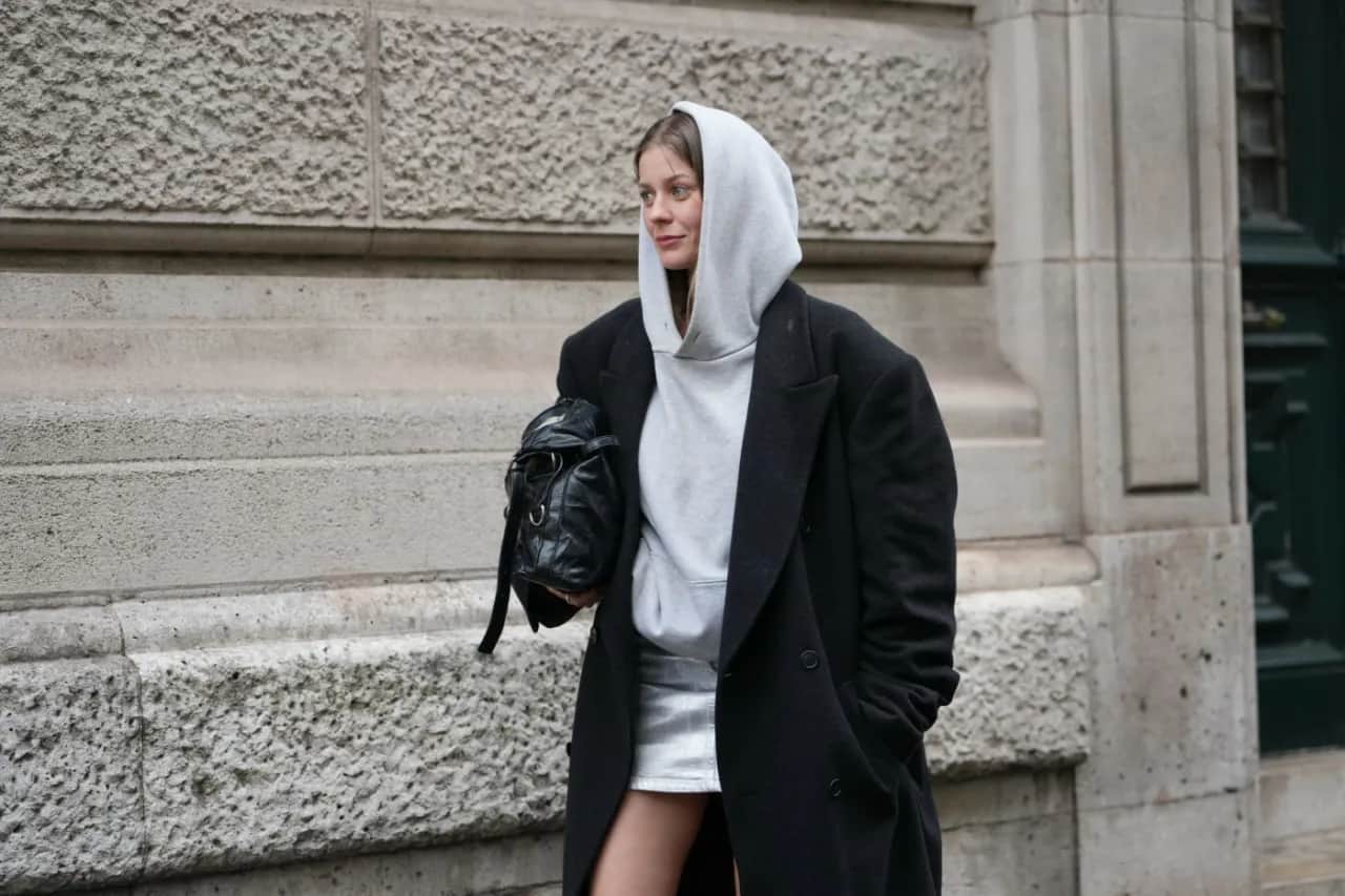 Jakie bluzy są modne? Trendy, stylizacje i porady eksperta.