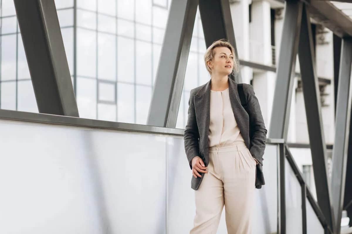 Jaka marynarka do czarnego kombinezonu? Kolor i krój na okazję!