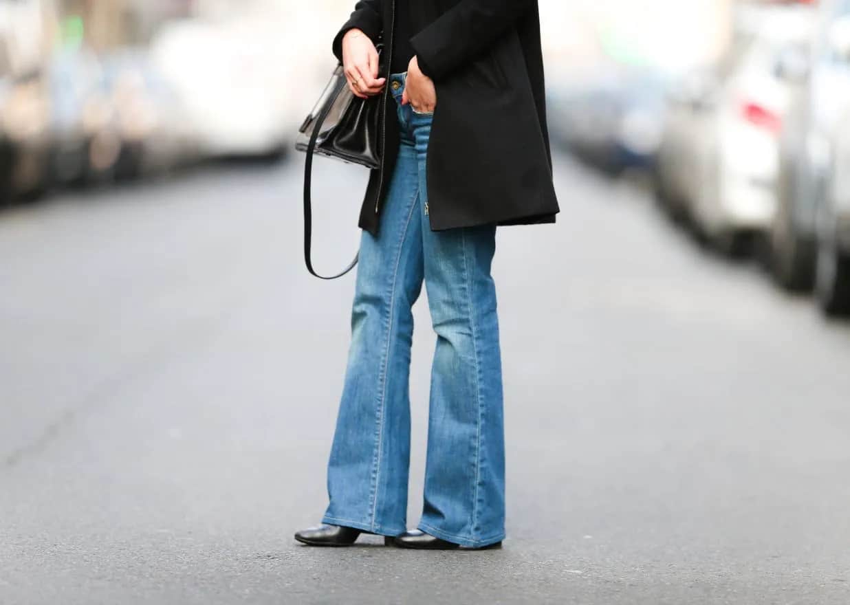 Spodnie dzwony znów modne! Jak je nosić, by wyglądać zjawiskowo?