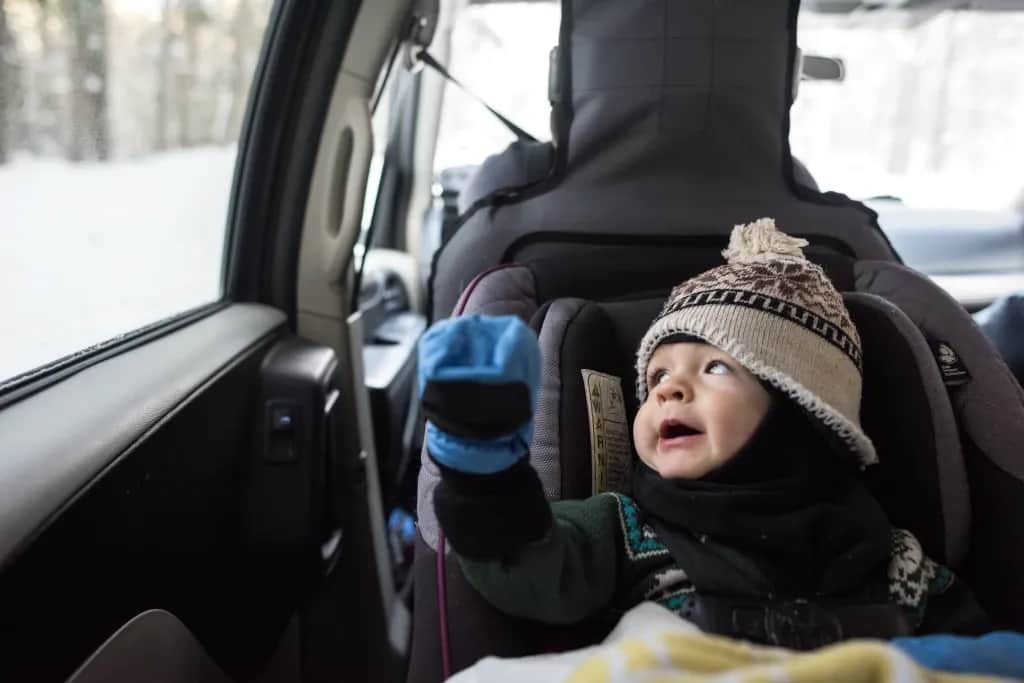 Kombinezon do fotelika zimą: Bezpieczeństwo dziecka. Jak wybrać?