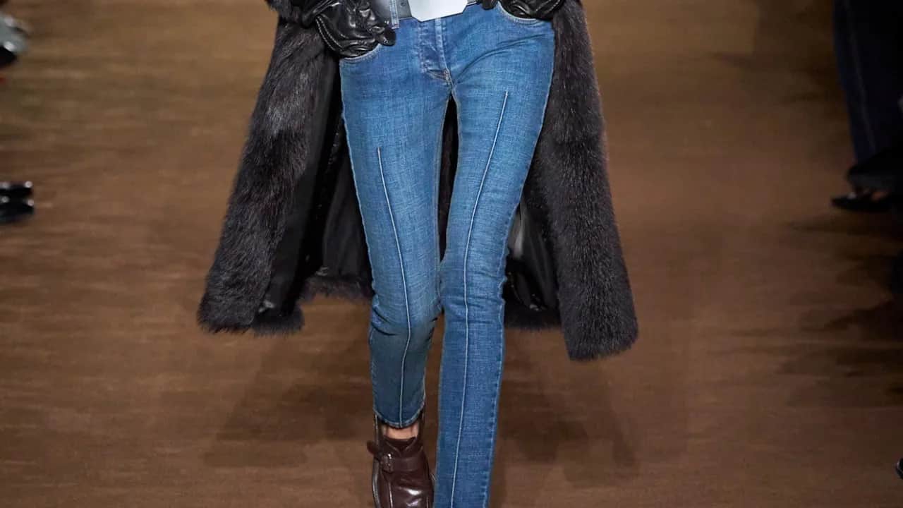 Spodnie rurki wracają! Jak je stylizować, by wyglądać modnie?