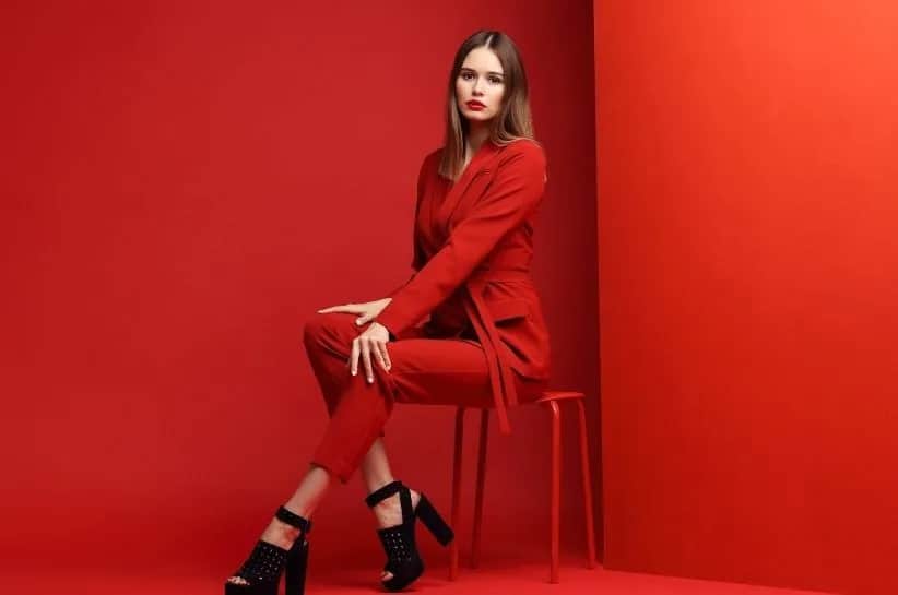 Jakie buty do czerwonego kombinezonu? Przewodnik na każdą okazję