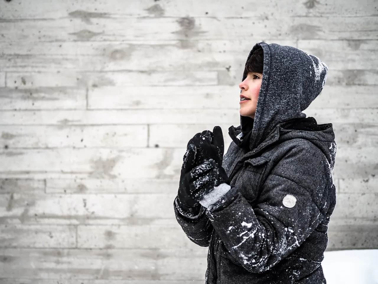 Za duża kurtka? Zmniejsz ją! Domowe metody i krawiec