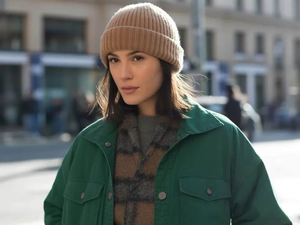 Jaka czapka do zielonej kurtki? Kolory i fasony dla Ciebie